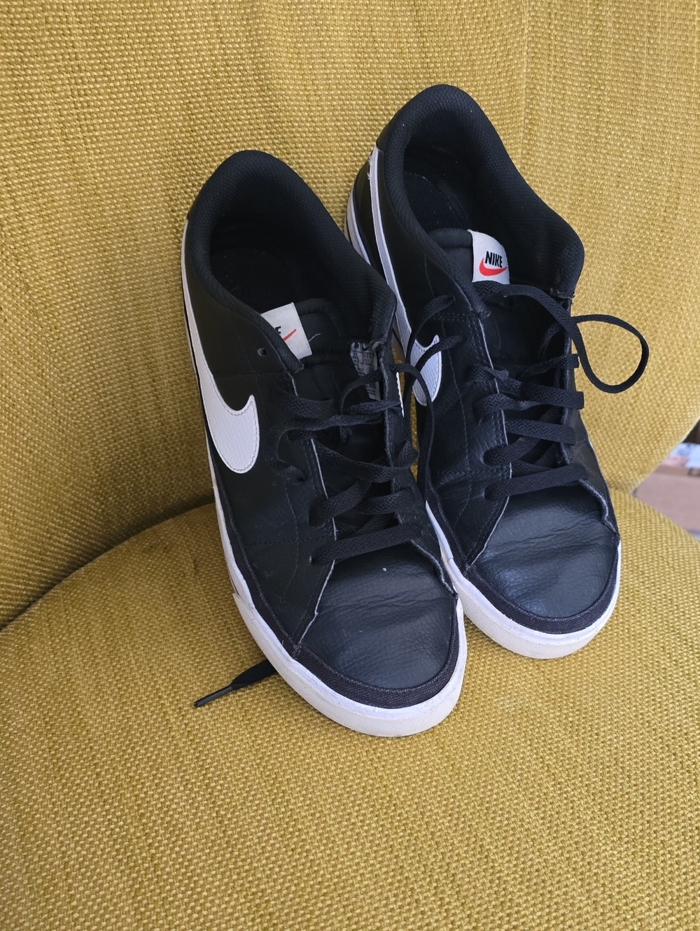 Nike Leather Men’s Black and White Low-Top Sneakers